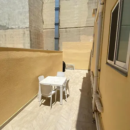 בית אירוח Spacious Room, King Size Bed, Balcony, Mirrors And Luxury Lights. *