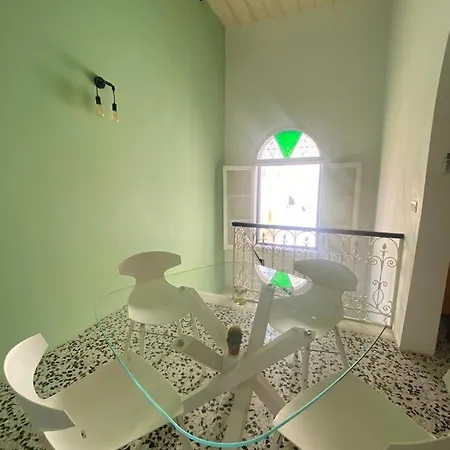 Spacious Room, King Size Bed, Balcony, Mirrors And Luxury Lights. בית אירוח
