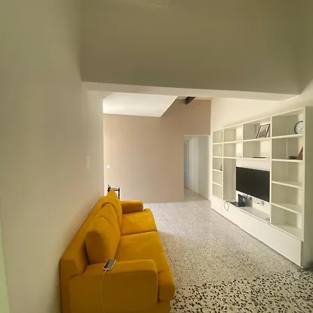 בית אירוח Spacious Room, King Size Bed, Balcony, Mirrors And Luxury Lights.