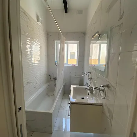 Pansiyon Spacious Room, King Size Bed, Balcony, Mirrors And Luxury Lights. Mosta