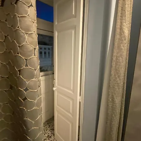 Spacious Room, King Size Bed, Balcony, Mirrors And Luxury Lights. 홈스테이 *
