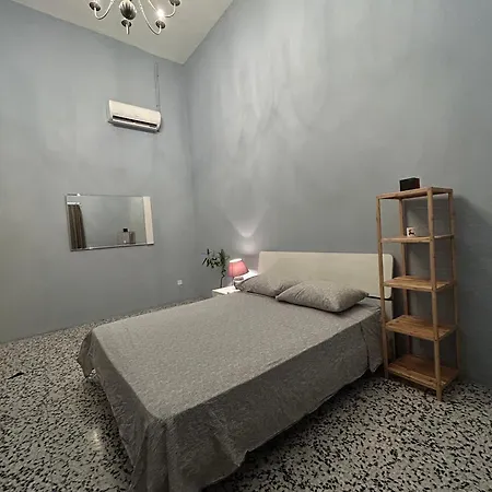 Spacious Room, King Size Bed, Balcony, Mirrors And Luxury Lights. Mosta